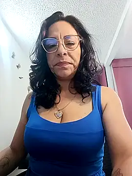 Snapshot of _Kamy_Hot chatting on 10.29.25 Kamy Hot online show from 10.29.25