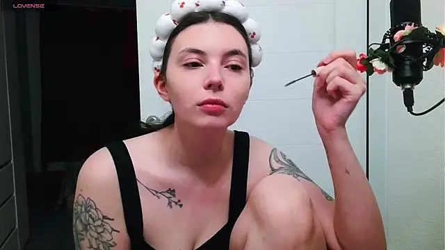 Snapshot of peachyness chatting on 05.29.26 peachyness online show from 05.29.26