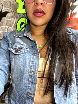 Liulee2 online show from 10.19.25