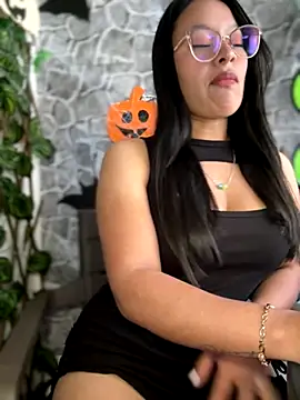 Liulee2 online show from 10.26.25