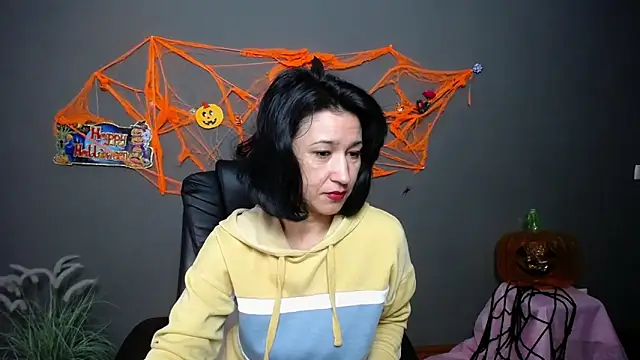 Snapshot of CameronEnns chatting on 11.01.25 CameronEnns online show from 11.01.25