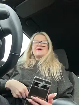 Snapshot of SuzieSub chatting on 02.02.26 SuzieSub online show from 02.02.26