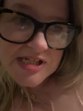 Snapshot of SuzieSub chatting on 02.22.26 SuzieSub online show from 02.22.26