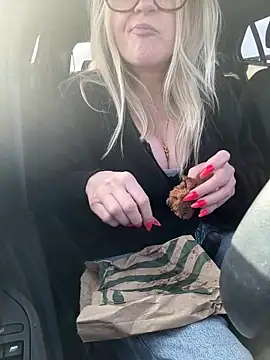 Snapshot of SuzieSub chatting on 02.27.26 SuzieSub online show from 02.27.26