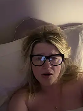 Snapshot of SuzieSub chatting on 02.28.26 SuzieSub online show from 02.28.26