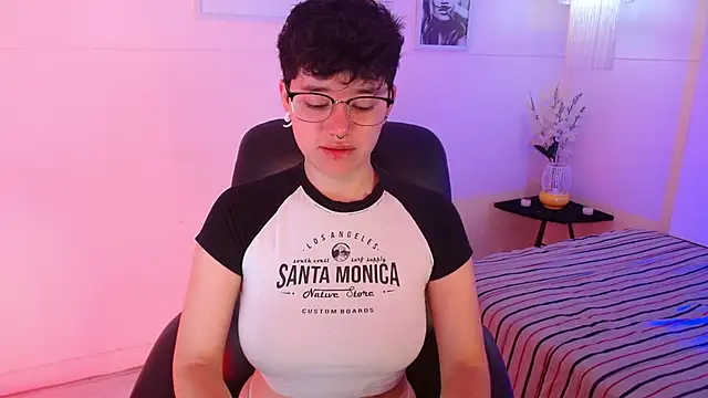 Snapshot of jeroharper chatting on 09.21.25 jeroharper online show from 09.21.25