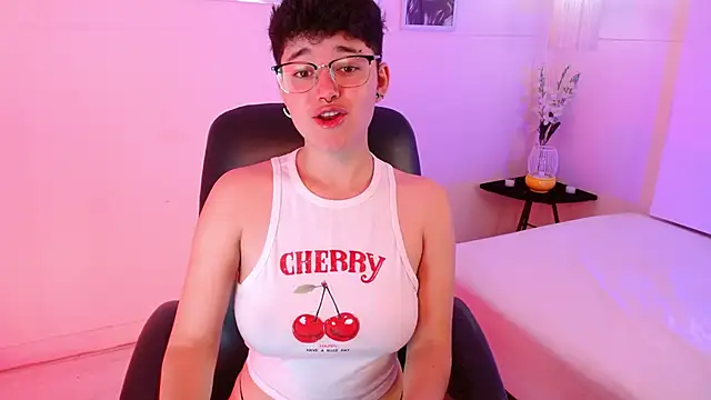 Snapshot of jeroharper chatting on 10.10.25 jeroharper online show from 10.10.25