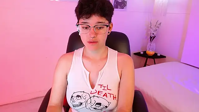 Snapshot of jeroharper chatting on 10.20.25 jeroharper online show from 10.20.25