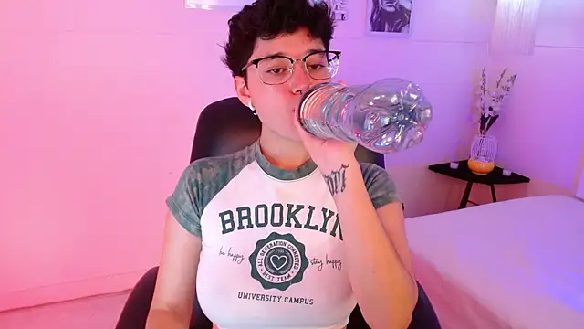 Snapshot of jeroharper chatting on 10.23.25 jeroharper online show from 10.23.25