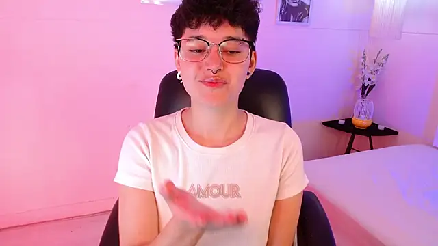 Snapshot of jeroharper chatting on 10.25.25 jeroharper online show from 10.25.25