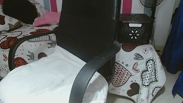 Snapshot of karo_lovely chatting on 10.22.25 karo lovely online show from 10.22.25