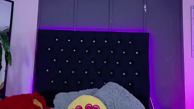 Snapshot of Billie_Eilish chatting on 09.25.25 Billie Eilish online show from 09.25.25