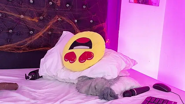 Snapshot of Billie_Eilish chatting on 10.31.25 Billie Eilish online show from 10.31.25