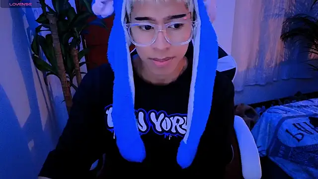 Snapshot of taichi_bluy chatting on 10.02.25 taichi bluy online show from 10.02.25