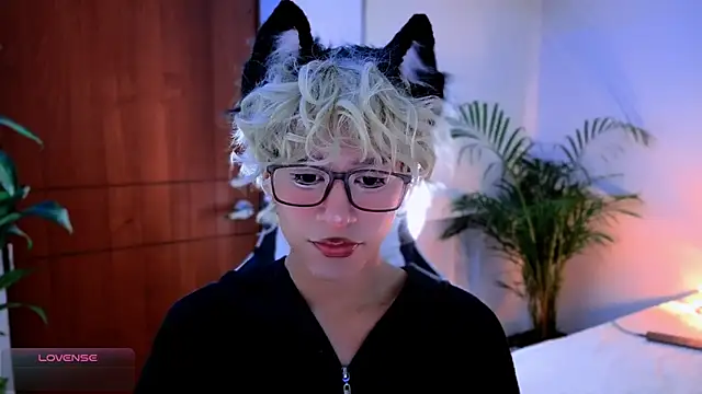 Snapshot of taichi_bluy chatting on 10.10.25 taichi bluy online show from 10.10.25