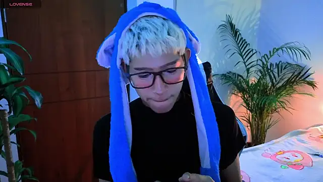 Snapshot of taichi_bluy chatting on 10.19.25 taichi bluy online show from 10.19.25