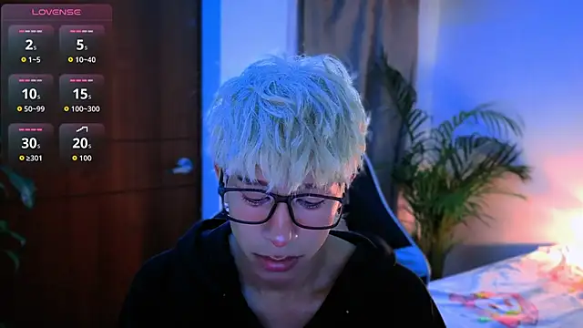 Snapshot of taichi_bluy chatting on 10.21.25 taichi bluy online show from 10.21.25