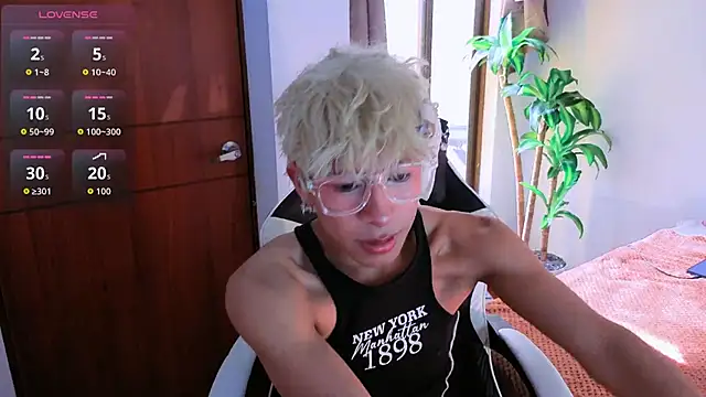 Snapshot of taichi_bluy chatting on 11.03.25 taichi bluy online show from 11.03.25