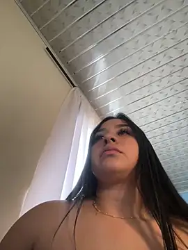 Snapshot of BELLAALEJA chatting on 11.11.25 BELLAALEJA online show from 11.11.25