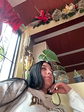 Snapshot of BELLAALEJA chatting on 12.15.25 BELLAALEJA online show from 12.15.25