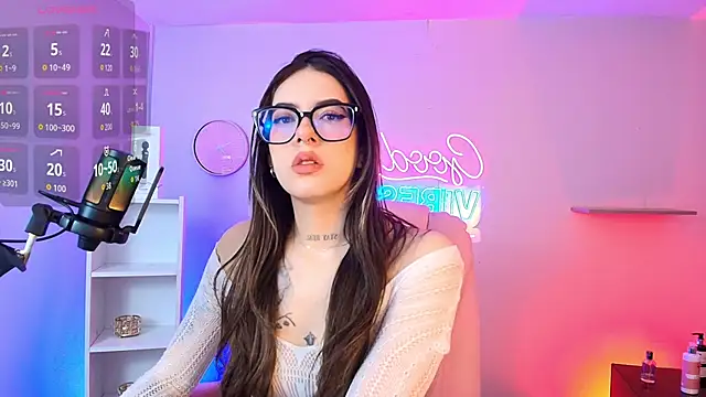 Snapshot of Alice_Vixen chatting on 10.30.25 Alice Vixen online show from 10.30.25