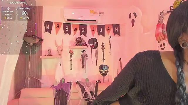 Snapshot of anuskah chatting on 10.10.25 anuskah online show from 10.10.25