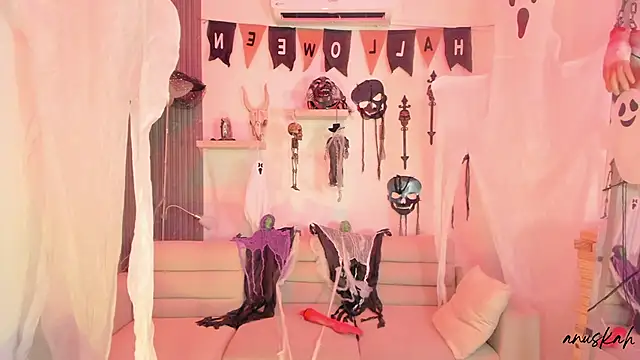 Snapshot of anuskah chatting on 10.11.25 anuskah online show from 10.11.25