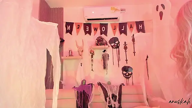 Snapshot of anuskah chatting on 10.13.25 anuskah online show from 10.13.25