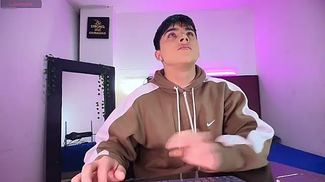 Snapshot of Lucass_love chatting on 09.28.25 Lucass love online show from 09.28.25