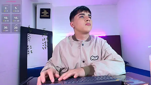 Snapshot of Lucass_love chatting on 10.02.25 Lucass love online show from 10.02.25