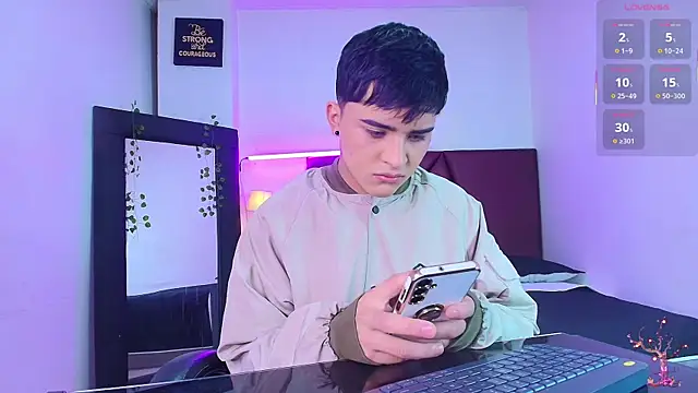 Snapshot of Lucass_love chatting on 10.08.25 Lucass love online show from 10.08.25