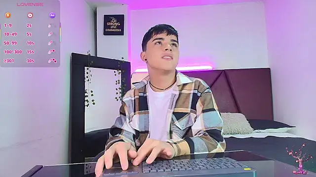 Snapshot of Lucass_love chatting on 10.09.25 Lucass love online show from 10.09.25