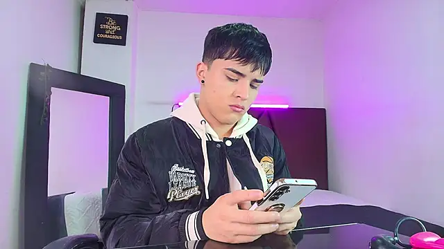 Snapshot of Lucass_love chatting on 10.11.25 Lucass love online show from 10.11.25