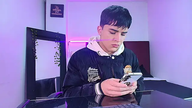 Snapshot of Lucass_love chatting on 10.13.25 Lucass love online show from 10.13.25