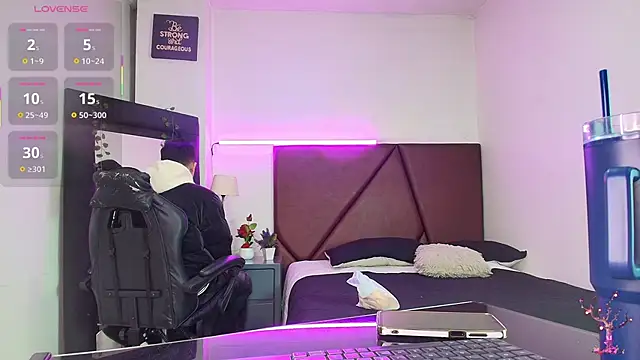 Snapshot of Lucass_love chatting on 10.14.25 Lucass love online show from 10.14.25