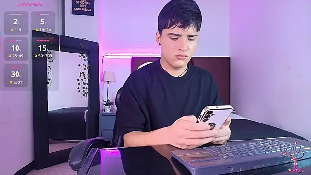 Snapshot of Lucass_love chatting on 10.18.25 Lucass love online show from 10.18.25