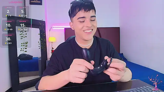 Snapshot of Lucass_love chatting on 10.27.25 Lucass love online show from 10.27.25