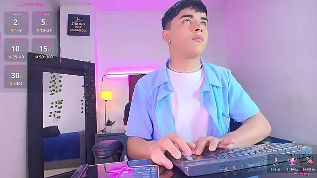 Snapshot of Lucass_love chatting on 10.29.25 Lucass love online show from 10.29.25