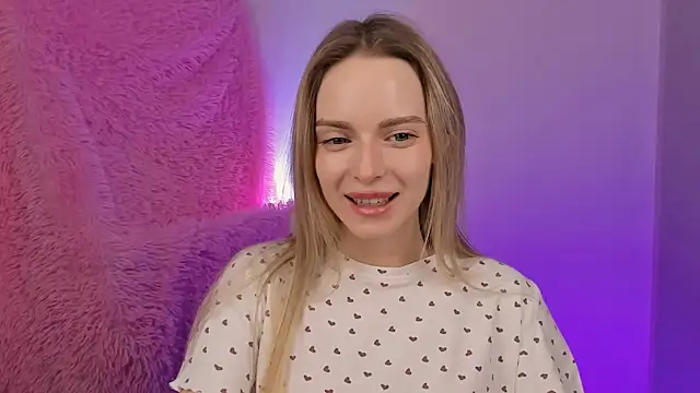 Snapshot of JuliaBrewwer chatting on 10.02.25 JuliaBrewwer online show from 10.02.25