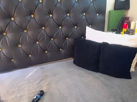 Snapshot of DojaBoootie chatting on 11.19.25 DojaBoootie online show from 11.19.25