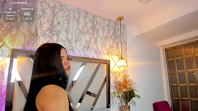 Snapshot of Aisha_poweer chatting on 10.13.25 Aisha poweer online show from 10.13.25