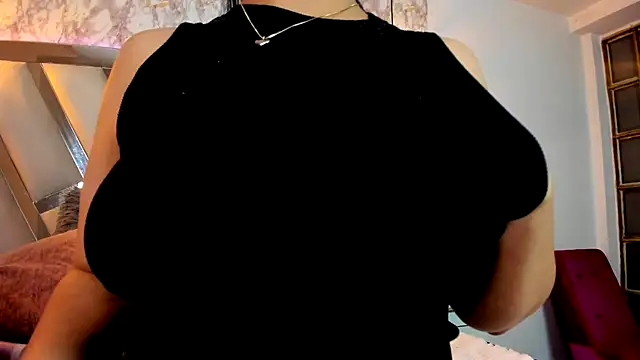 Snapshot of Aisha_poweer chatting on 10.20.25 Aisha poweer online show from 10.20.25