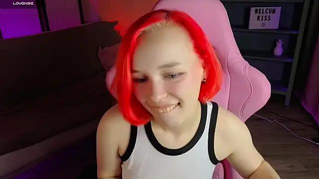 Snapshot of NaomiYoru chatting on 09.26.25 NaomiYoru online show from 09.26.25