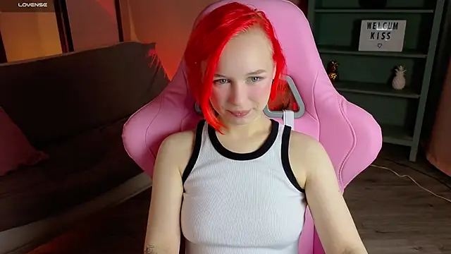 Snapshot of NaomiYoru chatting on 10.02.25 NaomiYoru online show from 10.02.25