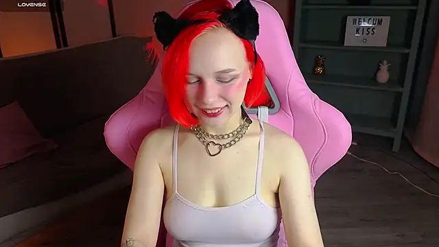 Snapshot of NaomiYoru chatting on 10.03.25 NaomiYoru online show from 10.03.25