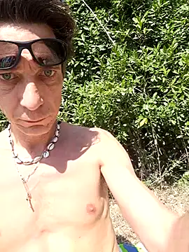 Snapshot of KalendaXL chatting on 10.13.25 KalendaXL online show from 10.13.25