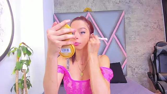 Quee Sophine online show from 12.17.25