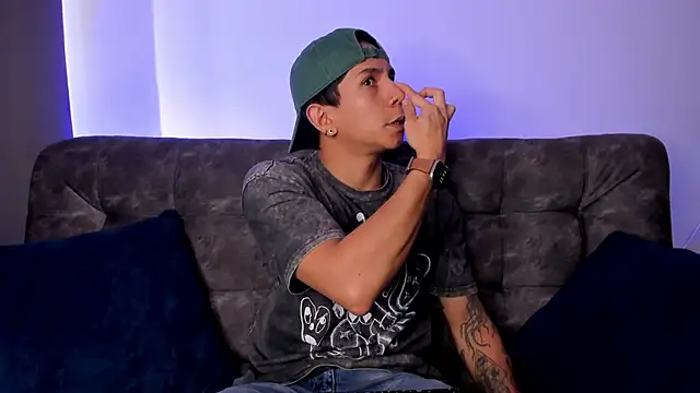 Snapshot of j_deex chatting on 11.28.25 j deex online show from 11.28.25