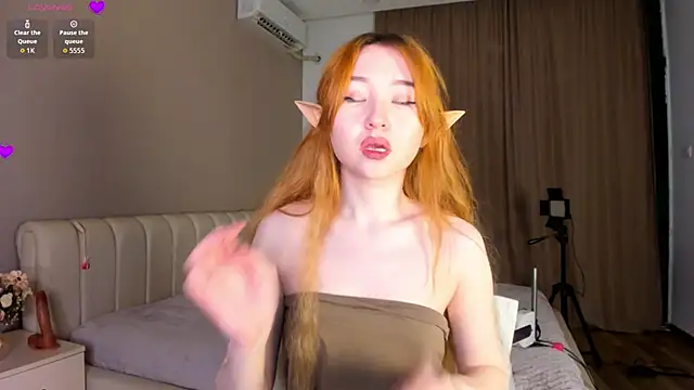 Snapshot of Clarity_Yumi chatting on 10.31.25 Clarity Yumi online show from 10.31.25