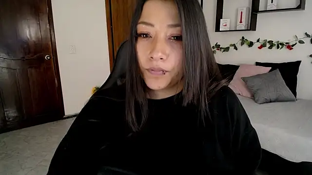 Snapshot of Mia_1120 chatting on 10.23.25 Mia 1120 online show from 10.23.25